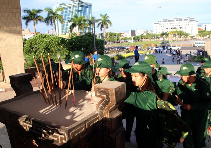 Các học viên dâng hương tại Đài Tưởng niệm thành phố trước giờ xuất quân. Ảnh: TRỌNG HUY