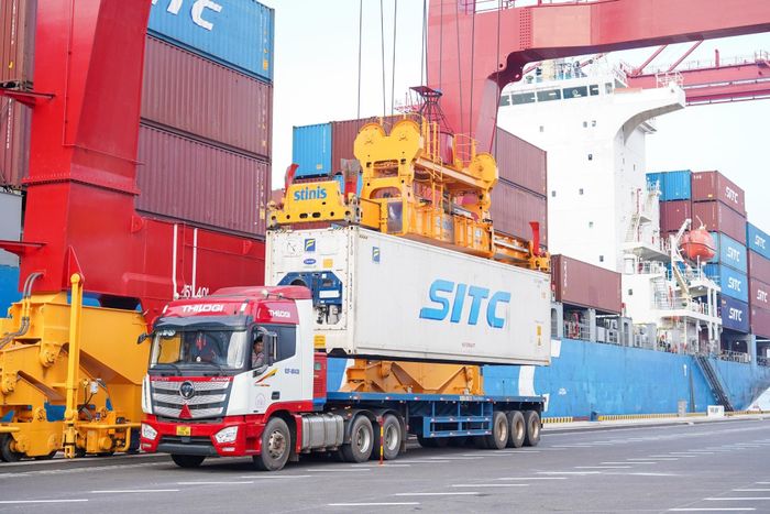 Hoạt động xuất nhập khẩu hàng hóa tại cảng Chu Lai. Ảnh: MAI QUẾ