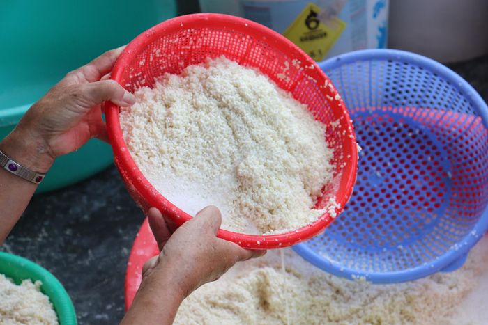 Nếp ngâm với nước tro để qua đêm rồi gói. Ảnh: KHÁNH NGÂN