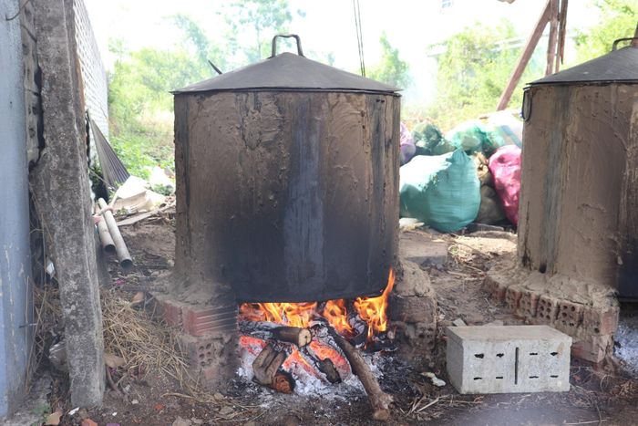Mỗi mẻ bánh phải nấu từ 5-6 giờ mới đạt độ chín đều, mềm và dẻo. Ảnh: KHÁNH NGÂN