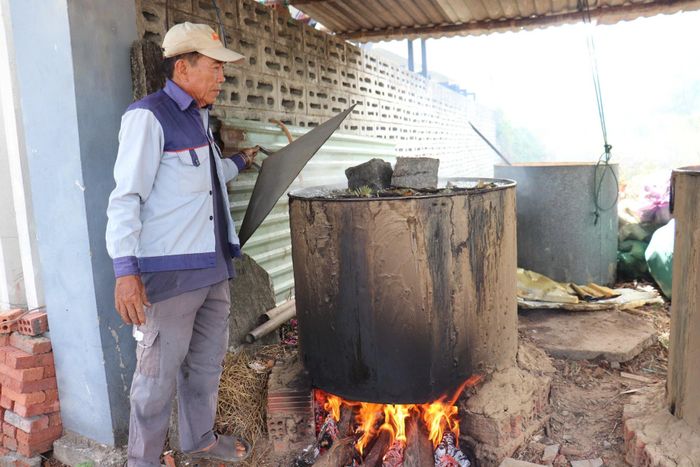 Đối với người dân Đà Nẵng, bánh ú tro là loại bánh truyền thống không thể thiếu mỗi dịp Tết Đoan Ngọ. Ảnh: KHÁNH NGÂN