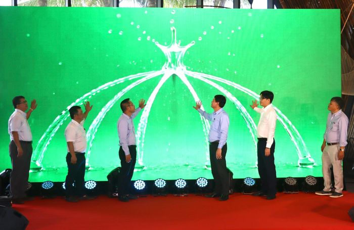Đại biểu tham dự chương trình thực hiện khởi động chiến dịch "1 tỷ xanh". Ảnh: QUỐC TUẤN