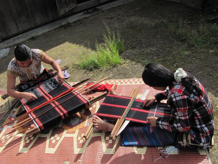 Phụ nữ Cơ Tu dệt thổ cẩm. Ảnh: Phương Giang