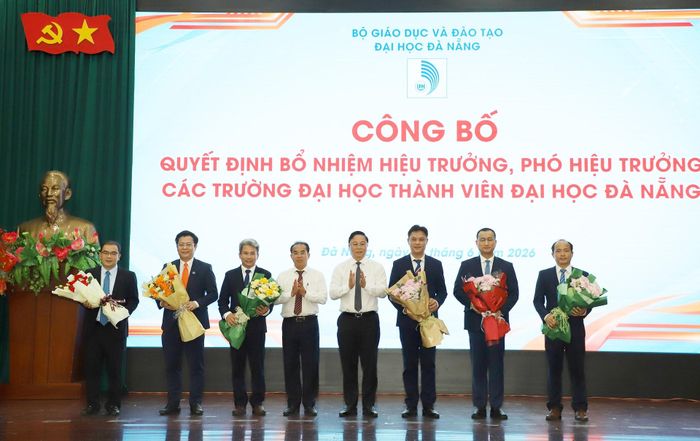 Chủ tịch Ủy ban MTTQ Việt Nam thành phố Lê Trí Thanh (thứ 4, từ phải sang), Phó Chủ tịch UBND thành phố Trần Anh Tuấn (thứ 4, từ trái sang) tặng hoa chúc mừng hiệu trưởng 6 trường thành viên Đại học Đà Nẵng. Ảnh: NGỌC HÀ
