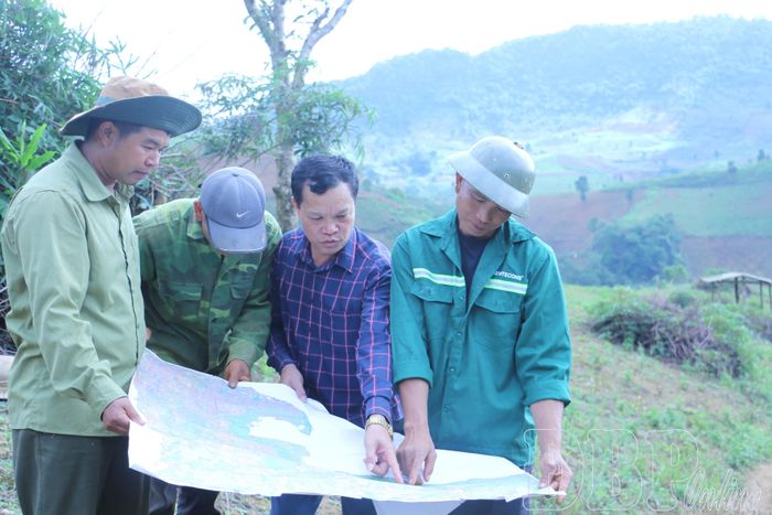 Cán bộ Phòng Kinh tế xã Na Son đo đạc, quy chủ, đền bù giải phóng mặt bằng cho các hộ dân bản Na Lanh để sớm bàn giao mặt bằng thực hiện Dự án Nhà máy điện mặt trời Điện Biên 1.