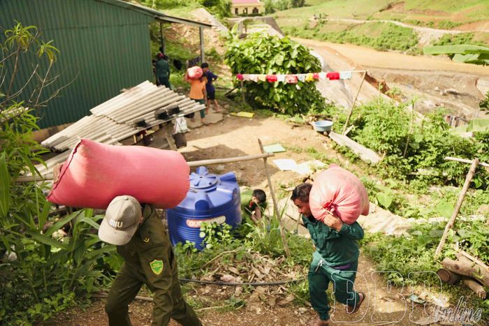 Xã Nậm Nèn di dời tài sản của người dân bản Nậm Cút ra khỏi vùng sạt lở. 