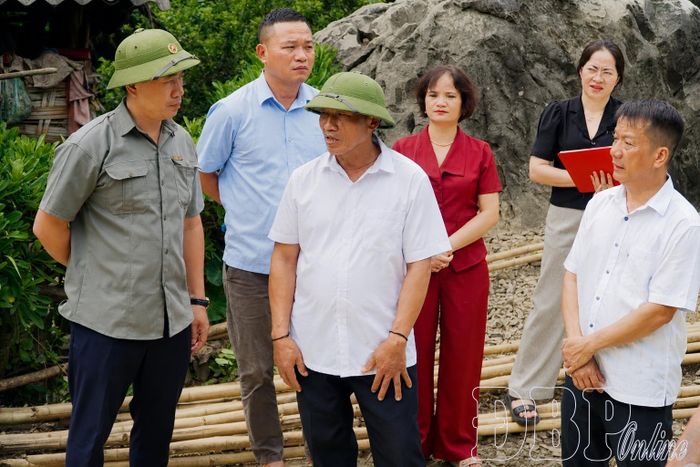 Phó Chủ tịch HĐND tỉnh Bùi Minh Hải nghe báo cáo tình hình thực hiện các hạng mục tại bản Pa Xa Xá, xã Thanh Yên.
