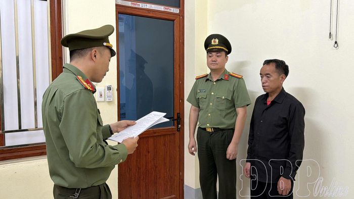 Cơ quan An ninh điều tra Công an tỉnh Điện Biên đọc lệnh bắt bị can để tạm giam đối với Giàng A Công về hành vi “Tàng trữ trái phép vũ khí quân dụng”.