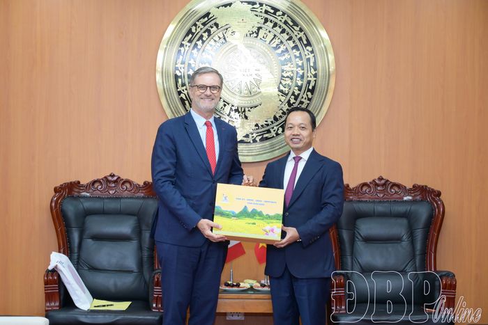 Bí thư Tỉnh ủy Trần Tiến Dũng tặng quà là các nông sản đặc trưng của Điện Biên cho Ngài Đại sứ Olivier Brochet.