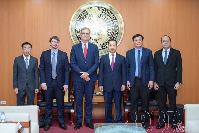 Các đại biểu chụp ảnh lưu niệm tại buổi tiếp xã giao.
