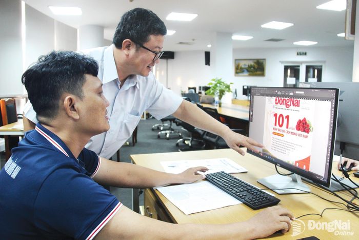Phòng Thư ký biên tập thiết kế trang bìa cho số báo đặc biệt chào mừng 101 năm Ngày Báo chí cách mạng Việt Nam. Ảnh: Trần Danh