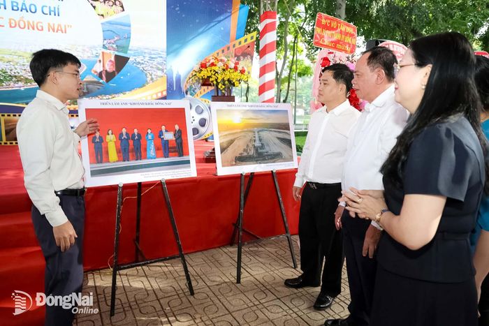 Phó Bí thư Thành ủy Võ Tấn Đức (thứ 2 từ phải qua) tham quan triển lãm ảnh báo chí Khoảnh khắc Đồng Nai năm 2026 tại công viên Biên Hùng, phường Trấn Biên. Ảnh: Phước Tuấn