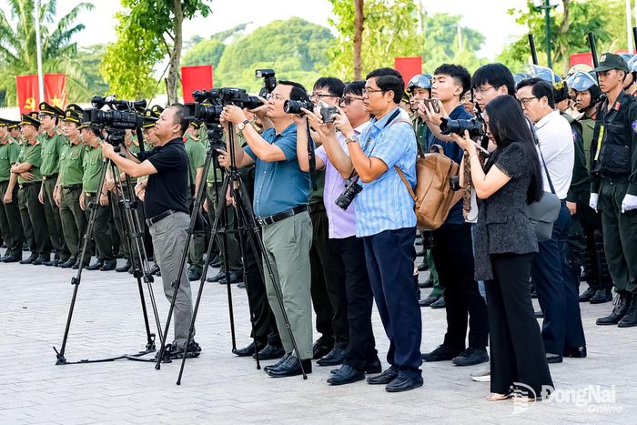 Các phóng viên tác nghiệp tại Lễ ra quân thực hiện cao điểm tấn công, trấn áp tội phạm, đảm bảo an ninh trật tự dịp Tết Nguyên đán Bính Ngọ 2026 của lực lượng Công an Đồng Nai. Ảnh: CTV