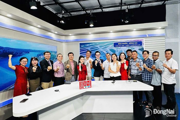 Ê-kíp của Báo và Phát thanh, Truyền hình Đồng Nai thực hiện chương trình truyền hình trực tiếp Bình Phước - Đồng Nai: Hai ký ức - Một tương lai vào ngày 1-7-2025. Ảnh: M.V