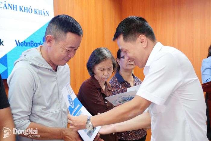 Người dân có hoàn cảnh khó khăn trên địa bàn thành phố Đồng Nai được trao tặng thẻ bảo hiểm y tế. Ảnh: Hạnh Dung