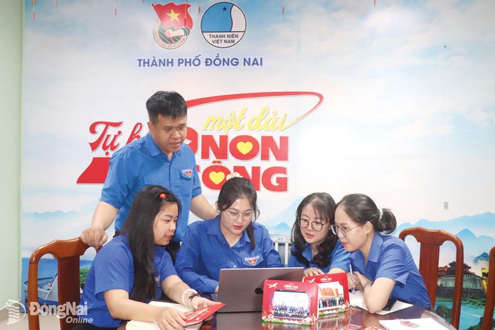 Các admin của Fanpage Tuổi trẻ Đồng Nai họp bàn, lên phương án thiết kế nội dung tuyên truyền cho trang.