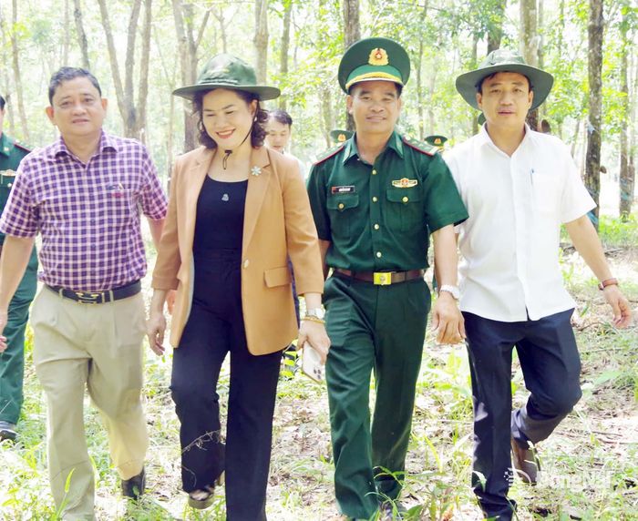 Thành viên Ban Chỉ đạo công tác biên giới thành phố cơ động thực tế tại khu vực biên giới. Ảnh: Nguyễn Cường