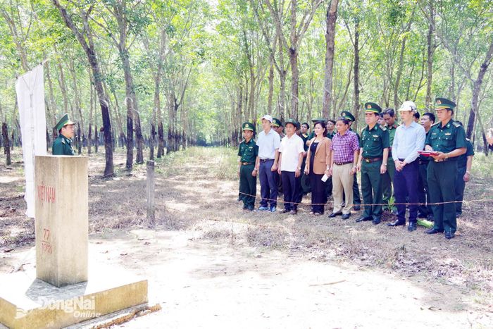 Thành viên Ban Chỉ đạo công tác biên giới thành phố và các đại biểu tham quan tại khu vực đường biên, mốc quốc giới trong buổi bàn giao. Ảnh: Nguyễn Cường