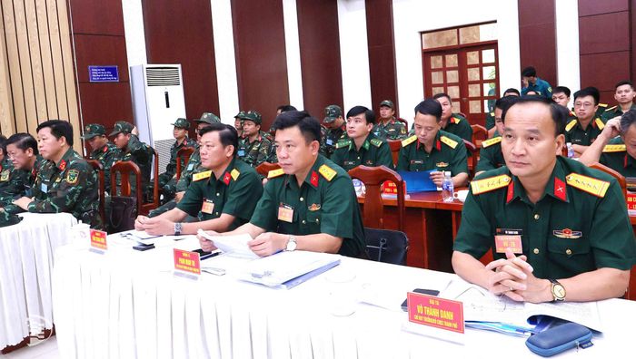 Thủ trưởng Bộ Chỉ huy Quân sự thành phố dự chỉ đạo diễn tập. Ảnh: Nguyệt Hà