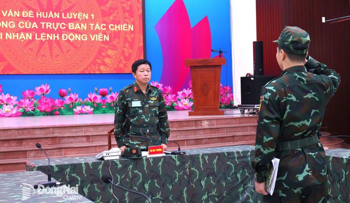 Đại tá Ông Văn An, Chỉ huy trưởng Ban Chỉ huy Phòng thủ khu vực 1 - Long Thành nhận mệnh lệnh từ trực ban và chỉ huy điều hành diễn tập. Ảnh: Nguyệt Hà