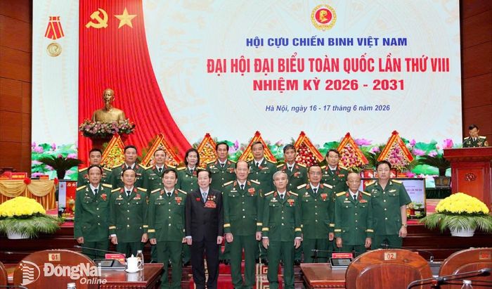 Lãnh đạo Trung ương Hội Cựu Chiến binh Việt Nam chụp hình với đoàn đại biểu thành phố Đồng Nai. Ảnh: ĐVCC