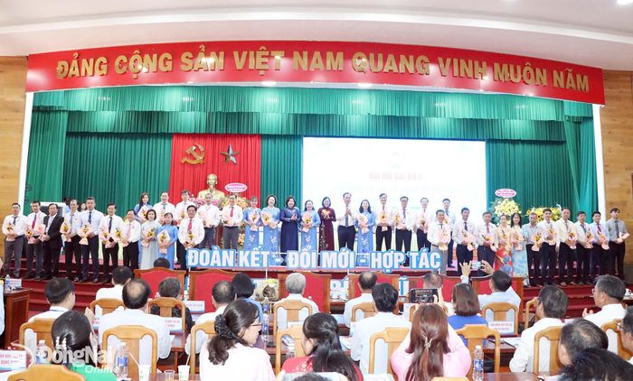 Lãnh đạo Liên minh Hợp tác xã và thành phố Đồng Nai chúc mừng Ban Chấp hành Liên minh Hợp tác xã thành phố Đồng Nai nhiệm kỳ 2026-2030. Ảnh: Tố Tâm
