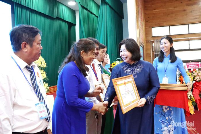 Đồng chí Cao Xuân Thu Vân, Chủ tịch Liên minh Hợp tác xã Việt Nam trao tặng khen thưởng cho các tập thể, cá nhân. Ảnh: Tố Tâm