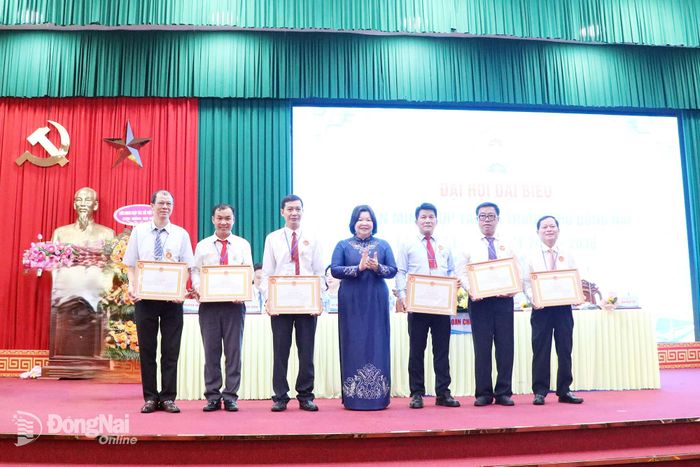 Đồng chí Cao Xuân Thu Vân, Chủ tịch Liên minh Hợp tác xã Việt Nam trao tặng bằng khen cho các tập thể, cá nhân có thành tích xuất sắc. Ảnh: Tố Tâm