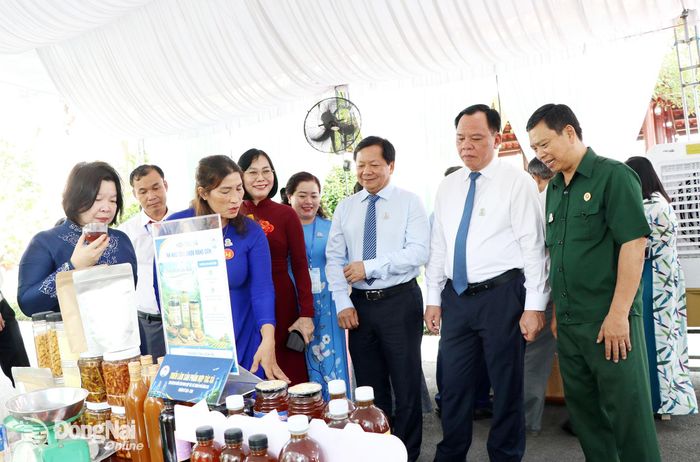 Lãnh đạo Liên minh Hợp tác xã Việt Nam và lãnh đạo thành phố Đồng Nai tham quan các gian hàng trưng bày tại đại hội. Ảnh: Tố Tâm