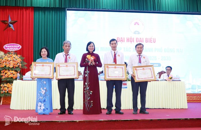 Thành ủy viên, Phó Chủ tịch UBND thành phố Nguyễn Thị Hoàng trao bằng khen của UBND thành phố cho các cá nhân, tập thể có thành tích xuất sắc. Ảnh: Tố Tâm
