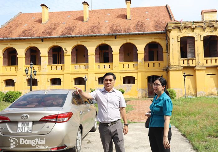 Ủy viên Ban Thường vụ Thành ủy, Bí thư Đảng ủy, Chủ tịch HĐND phường Trấn Biên Hồ Văn Nam kiểm tra di tích Thành cổ Biên Hòa. Ảnh: Thùy Anh
