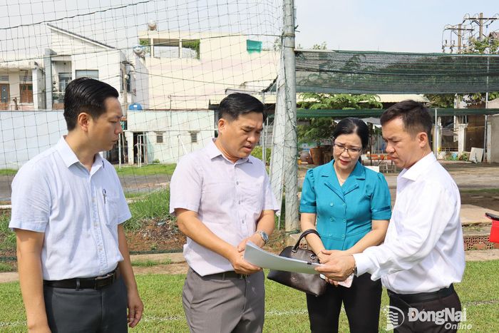 Lãnh đạo Đảng ủy, UBND phường Trấn Biên khảo sát thực tế sân bóng Biên Hòa. Ảnh: Thùy Anh