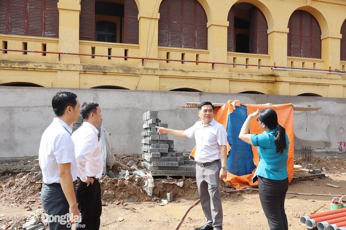 Ủy viên Ban Thường vụ Thành ủy, Bí thư Đảng ủy, Chủ tịch HĐND phường Trấn Biên Hồ Văn Nam chỉ đạo điều chỉnh công trình hạ tầng tại khu vực thi công Trường tiểu học Quang Vinh. Ảnh: Thùy Anh