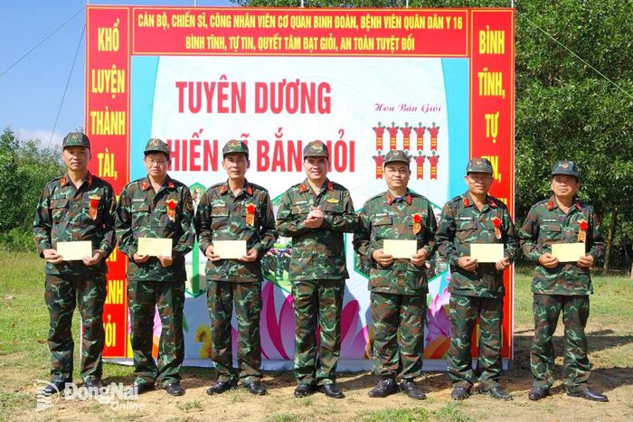 Đại tá Trịnh Phạm Hòa, Bí thư Đảng ủy, Phó Tư lệnh Binh đoàn trao hoa bắn giỏi cho các sĩ quan bắn giỏi.