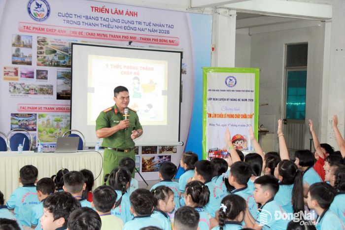 Các em thiếu nhi nghe phổ biến những kiến thức cơ bản về an toàn phòng cháy, chữa cháy. Ảnh: Nga Sơn