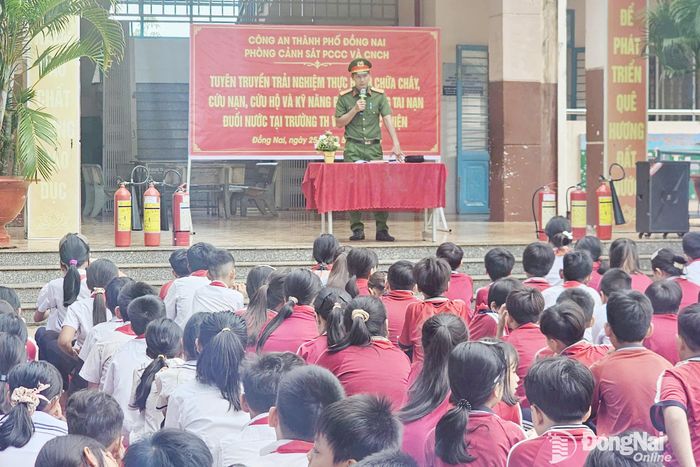 Các em học sinh tham gia hoạt động hè ngoại khóa, lồng ghép chương trình tuyên truyền PCCC và hướng dẫn các kỹ năng phòng chống tai nạn đuối nước