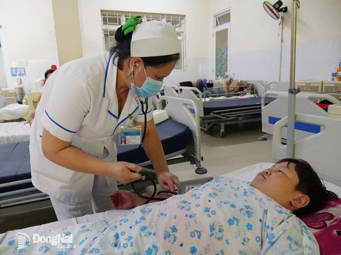 Điều dưỡng Bệnh viện Nhi đồng Đồng Nai chăm sóc bệnh nhi bị sốt xuất huyết. Ảnh: Hạnh Dung
