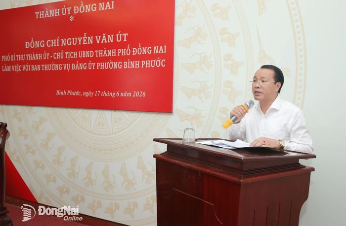 Chủ tịch UBND phường Bình Phước Ngô Hồng Khang báo cáo kết quả thực hiện nhiệm vụ 5 tháng đầu năm 2026 và phương hướng, nhiệm vụ những tháng cuối năm 2026. Ảnh: Trương Hiện