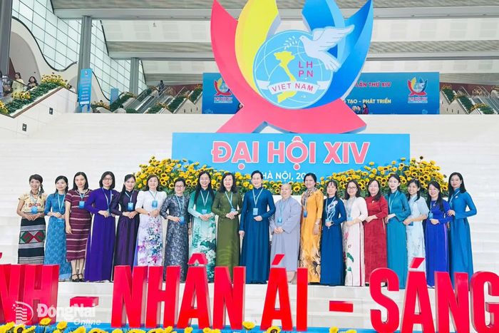 Đoàn đại biểu thành phố Đồng Nai chụp hình với đồng chí Lê Thị Thủy (giữa), Ủy viên Ban Chấp hành Trung ương Đảng, Phó Chủ tịch Ủy ban Trung ương MTTQ Việt Nam, Chủ tịch Hội Liên hiệp Phụ nữ Việt Nam. Ảnh: Hội LHPN thành phố cung cấp