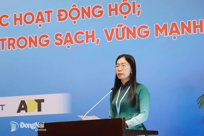 Thành ủy viên, Phó Chủ tịch Ủy ban MTTQ Việt Nam thành phố, Chủ tịch Hội Liên hiệp Phụ nữ thành phố Lê Thị Thanh Loan phát biểu tại trung tâm thảo luận. Ảnh: Hội LHPN thành phố cung cấp