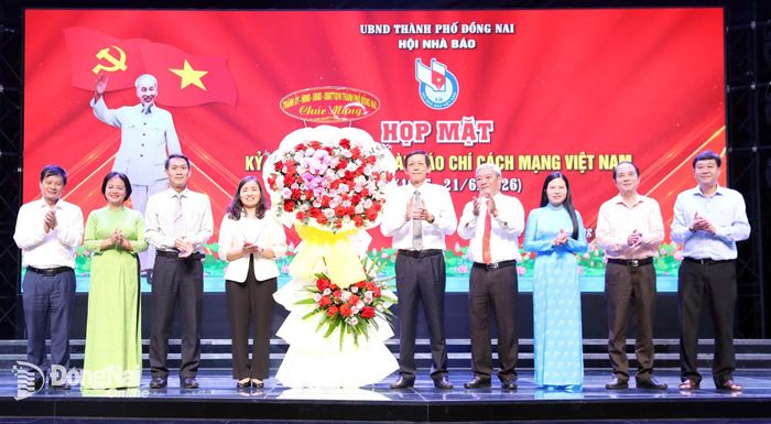 Thừa ủy quyền của Thành ủy, HĐND, UBND, Ủy ban MTTQ Việt Nam thành phố, Phó Trưởng ban Tuyên giáo và Dân vận Thành ủy Nguyễn Thị Loan tặng lẵng hoa chúc mừng Ngày Báo chí cách mạng Việt Nam. Ảnh: Huy Anh