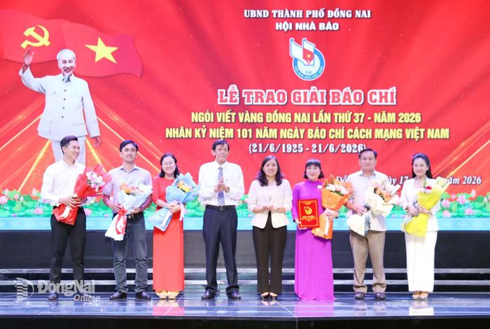 Lãnh đạo Ban Tuyên giáo và Dân vận Thành ủy cùng lãnh đạo Hội Nhà báo thành phố trao giải Nhất Giải Ngòi viết vàng Đồng Nai lần thứ 37 cho nhóm tác giả đoạt giải. Ảnh: Huy Anh