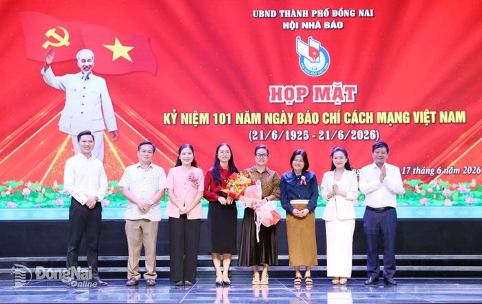 Lãnh đạo Hội Nhà báo Việt Nam tặng hoa chúc mừng nhóm tác giả đoạt giải C Giải Báo chí quốc gia năm 2026. Ảnh: Huy Anh