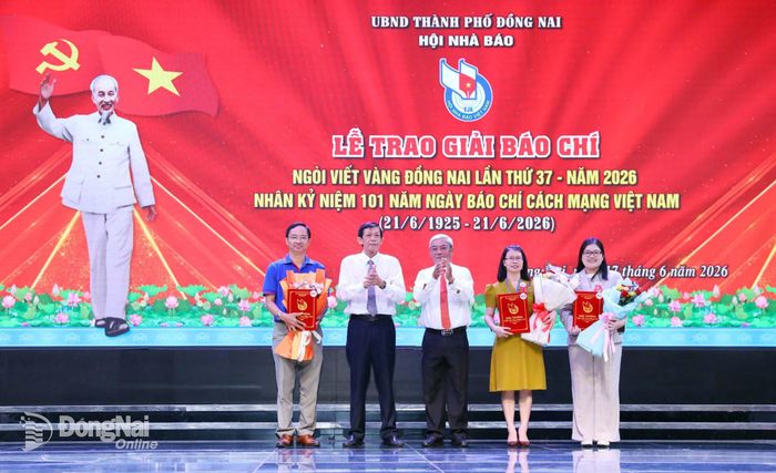 Lãnh đạo Hội Nhà báo thành phố trao giải Nhì Giải Ngòi viết vàng Đồng Nai lần thứ 37 cho đại diện các nhóm tác giả đoạt giải. Ảnh: Huy Anh
