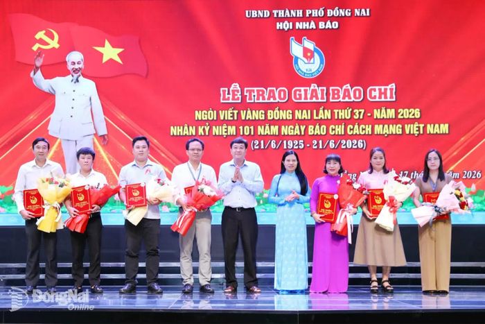 Lãnh đạo Báo và Phát thanh, Truyền hình Đồng Nai trao giải Khuyến khích Giải Ngòi viết vàng Đồng Nai lần thứ 37 cho đại diện các tác giả, nhóm tác giả đoạt giải. Ảnh: Huy Anh