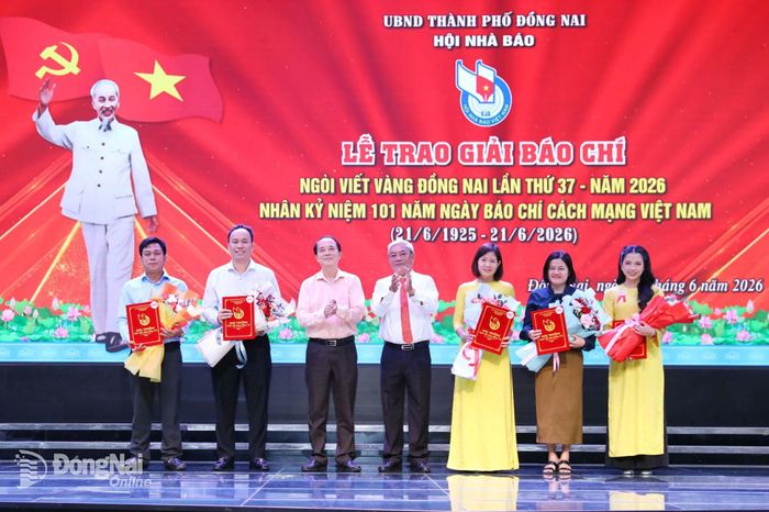 Hội Nhà báo thành phố và lãnh đạo Báo và Phát thanh, Truyền hình Đồng Nai trao giải Ba Giải Ngòi viết vàng Đồng Nai lần thứ 37 cho đại diện các tác giả, nhóm tác giả. Ảnh: Huy Anh