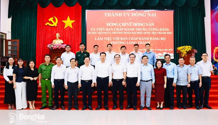  Ủy viên Trung ương Đảng, Bí thư Thành ủy, Trưởng đoàn Đại biểu Quốc hội thành phố Vũ Hồng Văn và các đồng chí lãnh đạo thành phố chụp hình lưu niệm với Ban Thường vụ Đảng ủy phường Long Thành. Ảnh: Công Nghĩa