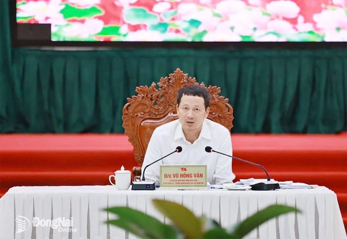 Đồng chí Vũ Hồng Văn, Ủy viên Trung ương Đảng, Bí thư Thành ủy, Trưởng đoàn Đại biểu Quốc hội thành phố chủ trì buổi làm việc. Ảnh: Công Nghĩa