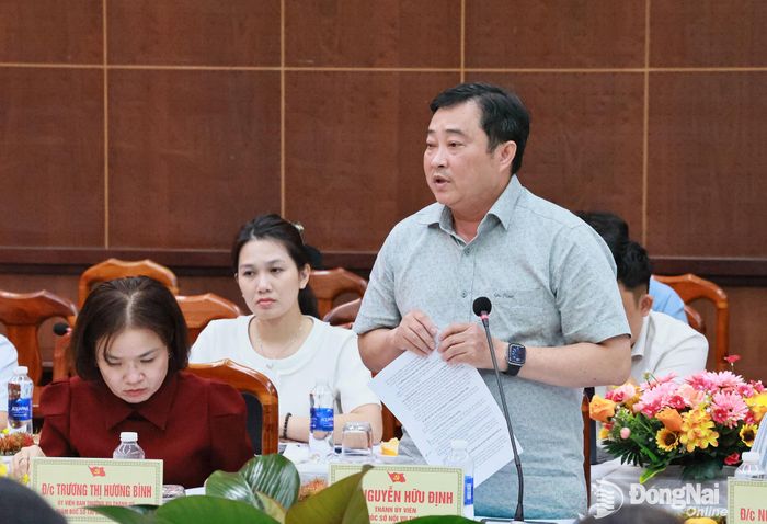 Thành ủy viên, Giám đốc Sở Nội vụ Nguyễn Hữu Định phát biểu tại buổi làm việc. Ảnh: Công Nghĩa