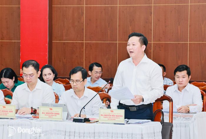 Thành ủy viên, Bí thư Đảng ủy, Chủ tịch HĐND phường Long Thành Nguyễn Hữu Nguyên báo cáo tại buổi làm việc. Ảnh: Công Nghĩa